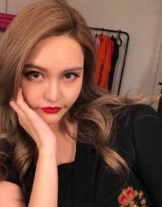 ​周扬青的真实姓名是什么？她的家庭背景如何？家族是否富有？父亲的职业是什么