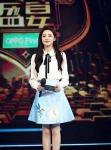 ​90后电视美女主持，走秀泳裤意外掉落，大胆回应：“谁爱看谁看”