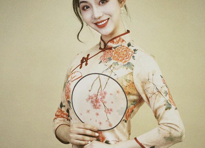 我结婚时发小没来也没随礼，如今她办酒席邀请我，我不去合适吗？