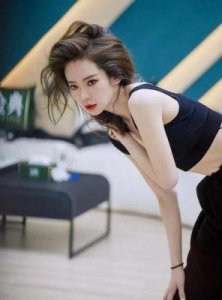 ​有一种“惊艳”叫戚薇的17岁，穿上护士装清纯爆表，让人一眼心动