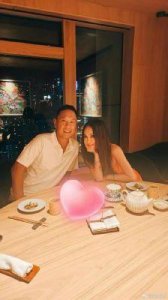 ​温碧霞为丈夫何祖光庆生，何祖光笑容满面，结婚24年仍如热恋般甜蜜！