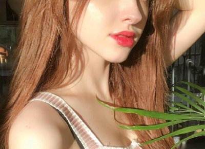 女生睡醒发现宿舍只剩自己一人 看来睡过头了