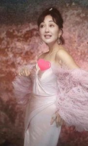 ​47岁牛莉丈夫罕露面，背后背景引人关注，结婚24年保密原因曝光