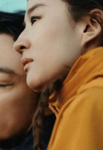 ​刘亦菲被问：如何应对拍吻戏时的生理反应？女明星的坦诚回答让人心跳加速
