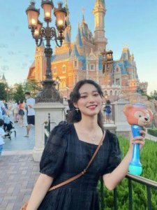 ​潘玮柏女儿首度亮相！夫妻俩带女儿赴迪士尼，快四岁的小公主萌态可掬