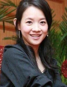 ​曾志伟的长女，选择不婚不育，如今47岁，皱纹明显增多，越来越像她的父亲