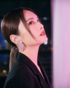 ​杨丞琳近期的大片曝光，形象突变展现全新帅气风貌！