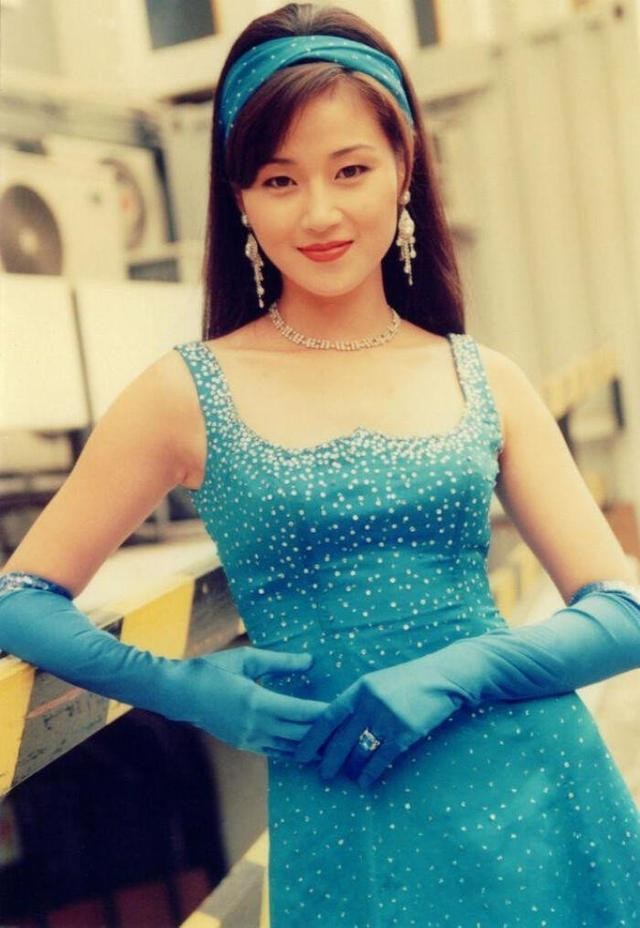 女星被大佬哄去多人运动爆料（甄子丹曾为万绮雯出气打伤流氓）