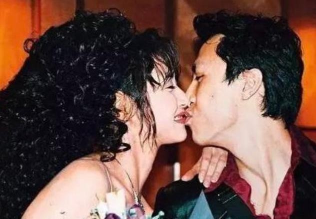 女星被大佬哄去多人运动爆料（甄子丹曾为万绮雯出气打伤流氓）