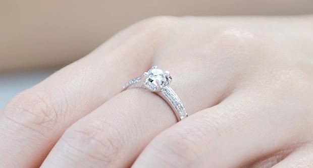 订婚戒指戴哪个手指，订婚戒指戴哪个手指？左手还是右手？图4