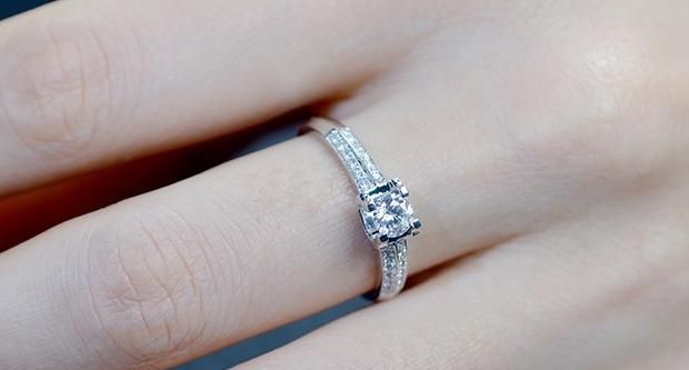 订婚戒指戴哪个手指，订婚戒指戴哪个手指？左手还是右手？图2