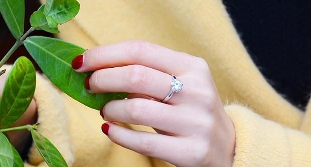 订婚戒指戴哪个手指，订婚戒指戴哪个手指？左手还是右手？图1