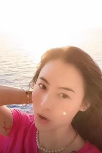 ​张柏芝坐游艇出海，手臂纹身被疑曝光三胎生父，素颜惹眼穿金戴银