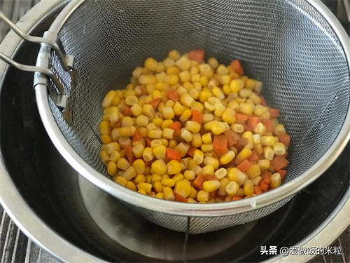松仁玉米的家常做法（分享松仁玉米的正宗做法）