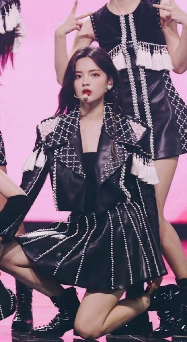 火箭少女101解散，杨超越发言痛哭后改认证为演员歌手，颜值绝了