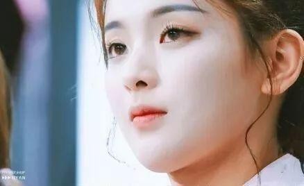 火箭少女101解散，杨超越发言痛哭后改认证为演员歌手，颜值绝了