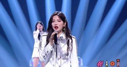 火箭少女101解散，杨超越发言痛哭后改认证为演员歌手，颜值绝了