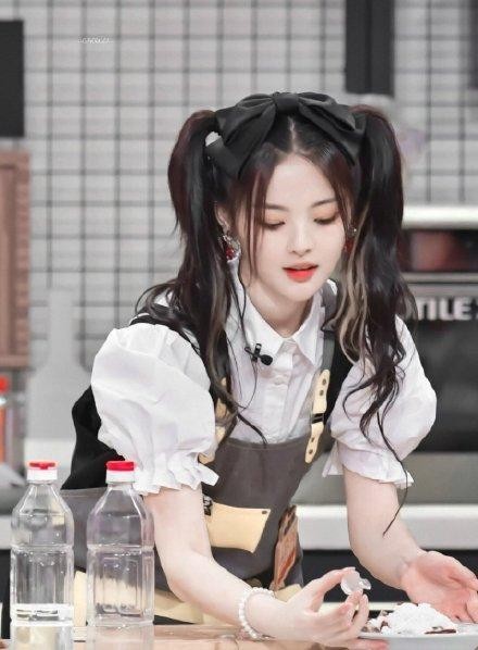 火箭少女101解散，杨超越发言痛哭后改认证为演员歌手，颜值绝了