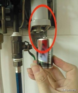 ​燃气热水器电池在哪个位置(燃气热水器打不着火是什么原因)