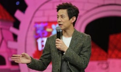 ​何炅隐婚妻子曝光，孩子都9岁了，网友：难怪李湘谢娜都不放眼里