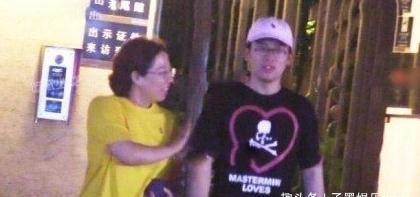 郭麒麟生母胡中惠首次曝光，两人有说有笑，母子关系非常亲密