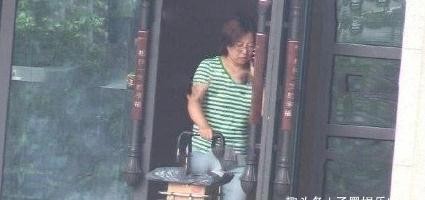 郭麒麟生母胡中惠首次曝光，两人有说有笑，母子关系非常亲密