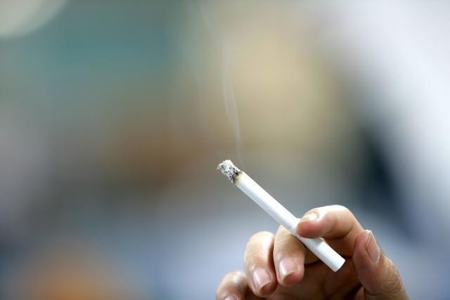 吸烟成瘾的人,身体出现4个迹象,是肺“亮起红灯”,最好去查查