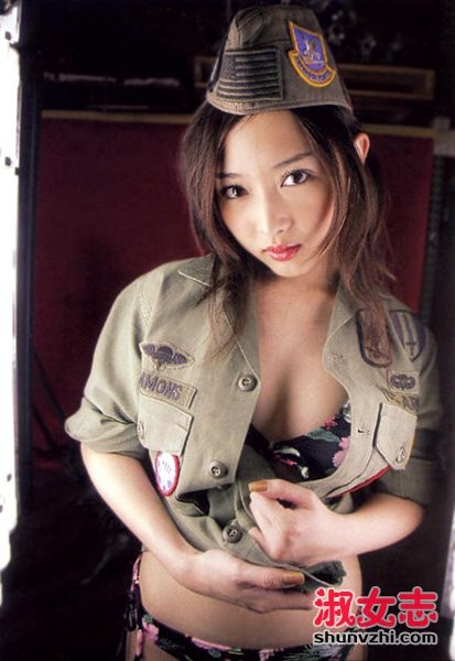 清凉装扮配军帽