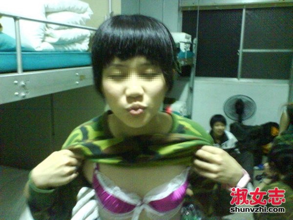 女中士掀起军服露出胸罩