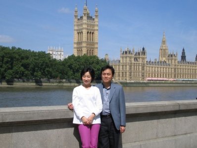 ​黄光裕老婆杜鹃有情义更有品位，超短发时髦干练，气场堪比董明珠