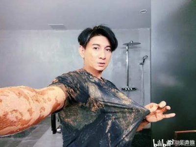 ​吴奇隆被保安当成坏人按倒 吴奇隆蒙面偷袭杨洋 却被保安当坏人按倒 太险