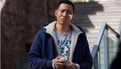 ​40岁谷智鑫近照，娶的老婆竟是“华筝公主”，5岁儿子和他像极
