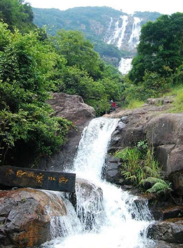 打卡风景很美的地区，广州增城白水寨、保定百里峡自然也在其中
