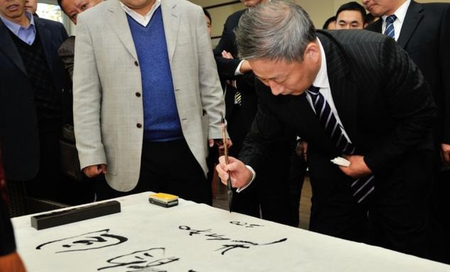 中国狂人严介和：娶学生、推平700座山，儿子接下千亿帝国