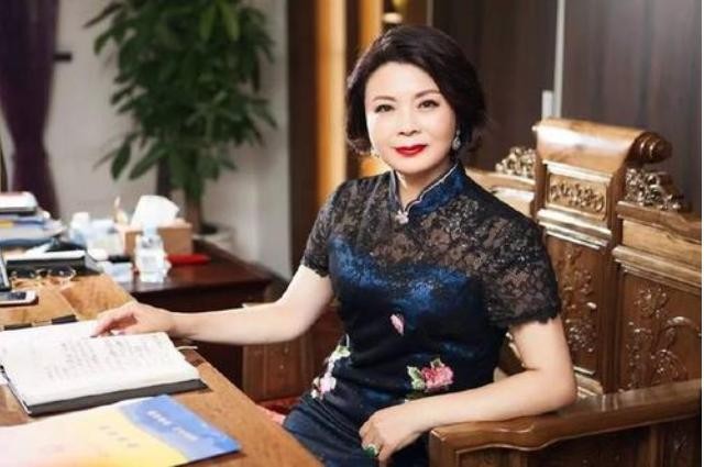 中国狂人严介和：娶学生、推平700座山，儿子接下千亿帝国