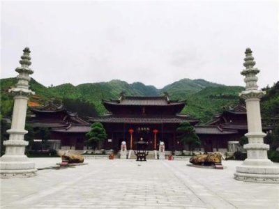 ​浙江最“舒服”的寺庙, 殿堂铺地暖不怕冷, 天花板装饰品还是黄金