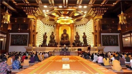 浙江最“舒服”的寺庙, 殿堂铺地暖不怕冷, 天花板装饰品还是黄金
