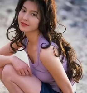 ​港星李婉华女儿晒男友，18 岁的她气质不输妈妈