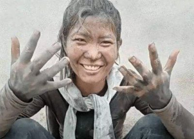 ​“水泥姐”真实身份曝光,被新华网点名批评:你忽悠人的样子真丑