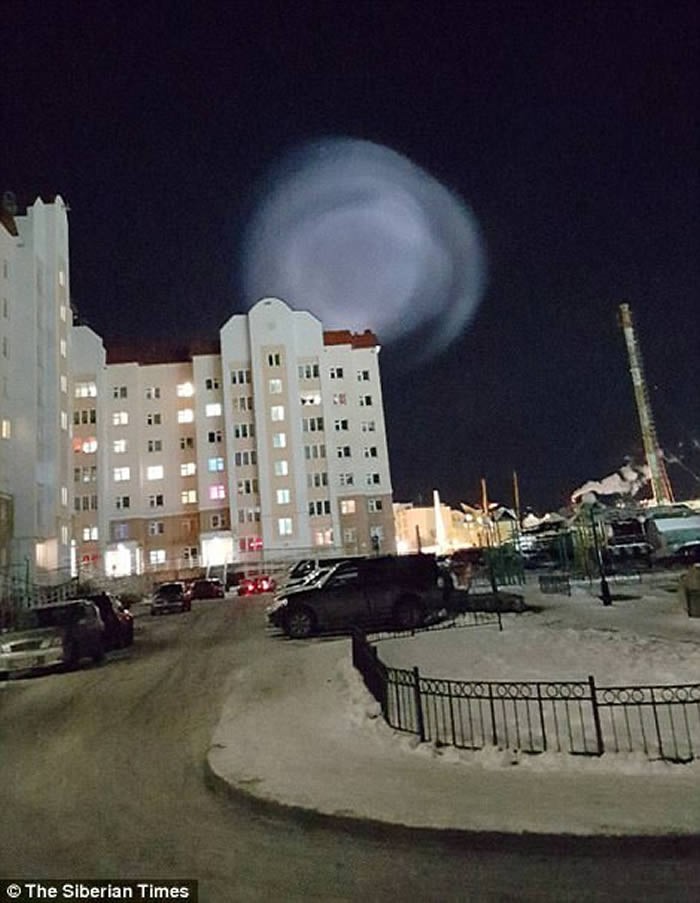 俄罗斯西伯利亚夜空出现UFO白光 疑为发射弹道导弹所致