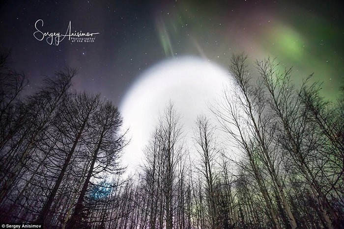 俄罗斯西伯利亚夜空出现UFO白光 疑为发射弹道导弹所致