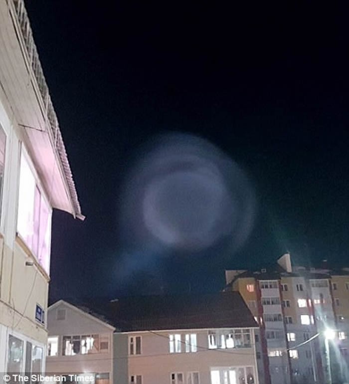 俄罗斯西伯利亚夜空出现UFO白光 疑为发射弹道导弹所致