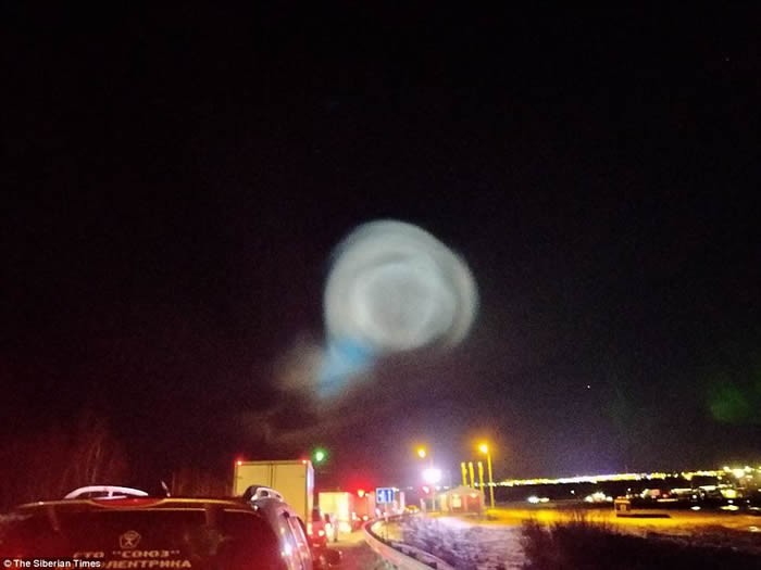 俄罗斯西伯利亚夜空出现UFO白光 疑为发射弹道导弹所致