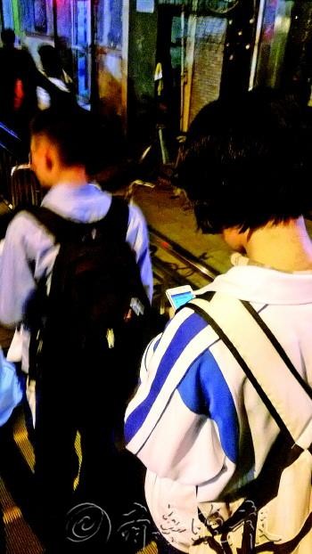 初中生如何在手机上挣钱：初中生怎么赚钱块钱买手机，教教办法！