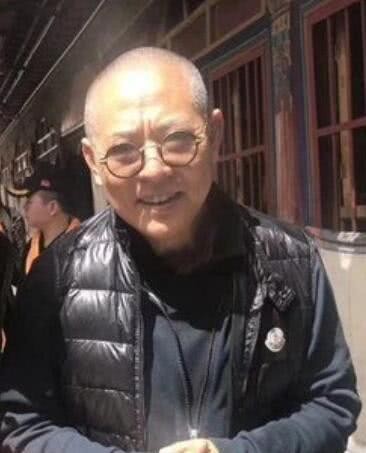 55岁李连杰变成这样了？近日现身光头驼背显苍老，弱不禁风似老伯