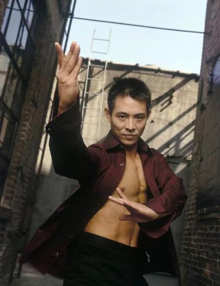 55岁李连杰变成这样了？近日现身光头驼背显苍老，弱不禁风似老伯