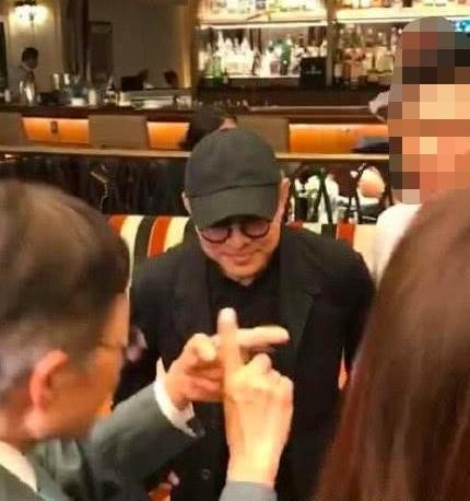 55岁李连杰变成这样了？近日现身光头驼背显苍老，弱不禁风似老伯