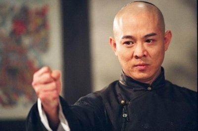 ​55岁李连杰变成这样了？近日现身光头驼背显苍老，弱不禁风似老伯