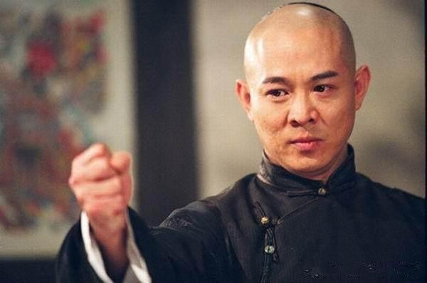 55岁李连杰变成这样了？近日现身光头驼背显苍老，弱不禁风似老伯