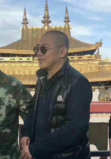 55岁李连杰变成这样了？近日现身光头驼背显苍老，弱不禁风似老伯